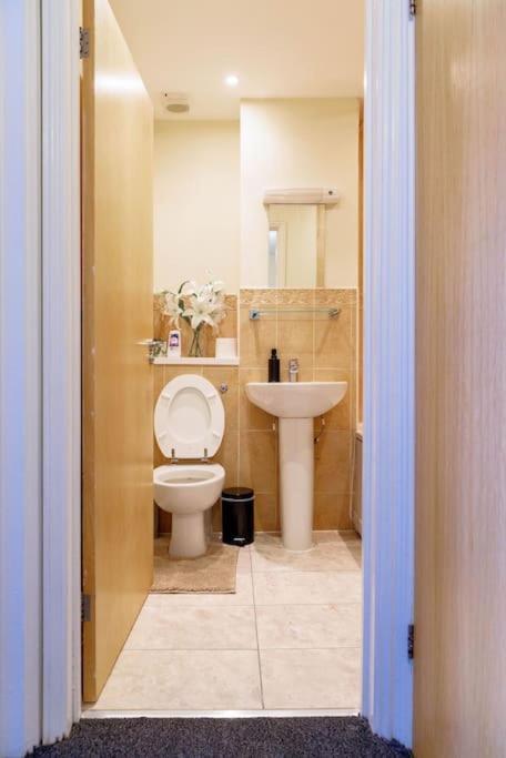 Stylish 3 Bedroom And Free Parking Thamesmead  外观 照片