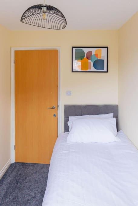 Stylish 3 Bedroom And Free Parking Thamesmead  外观 照片