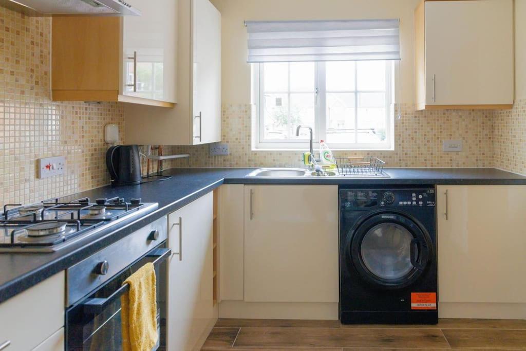 Stylish 3 Bedroom And Free Parking Thamesmead  外观 照片